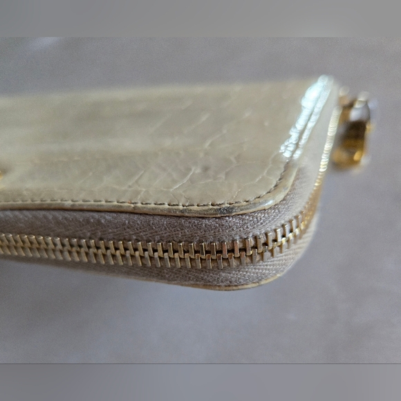 Miu Miu Cream Croc-Embossed Wallet - Picture 4 of 16